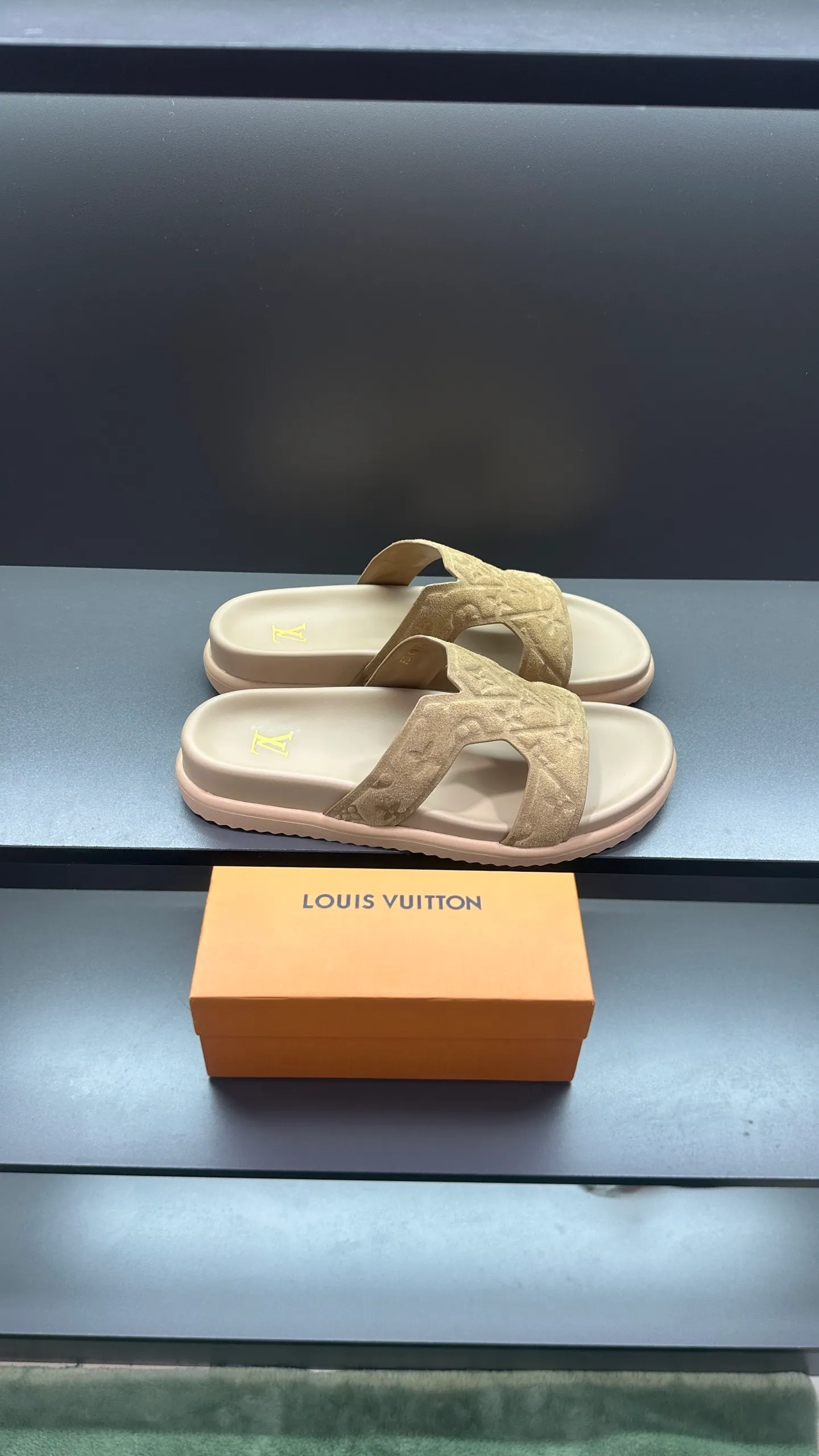 P320 🔍LV Men's Spring and Summer Slippers Counter Synchronization. The uppers are imported cowhide fabric from Italy, with logo graphics and high-quality craftsmanship. The soles are: original soles specially provided by the original factory. The exclusive movable molded soles are super comfortable. The original factory follows the order. 🔍🔍High quality. You can enter and leave the counter at will. Welcome to compare. Code number 38-45 No. 058
